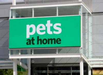 養子縁組のための特設ブースを設置しているペットグッズ小売大手「pets at home」